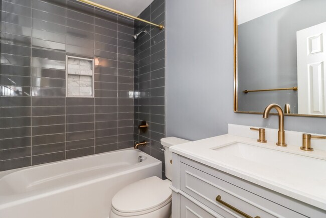 Building Photo - Elegant Townhome