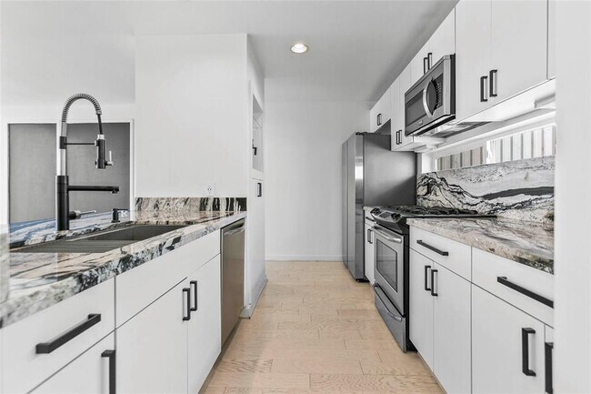 Building Photo - 803 Detering St