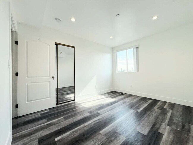Building Photo - 2855 1/2 Cincinnati Room 4