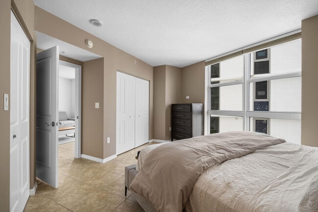 Building Photo - 347 N New River Dr E