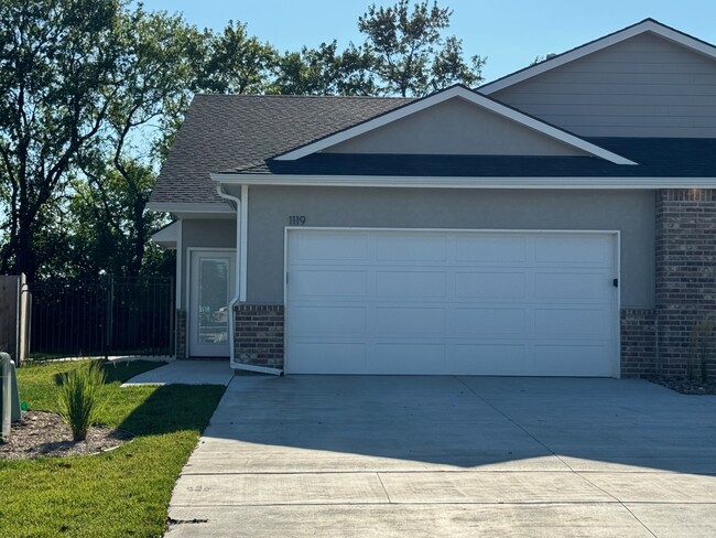 Building Photo - 1119 N Broadview Ln