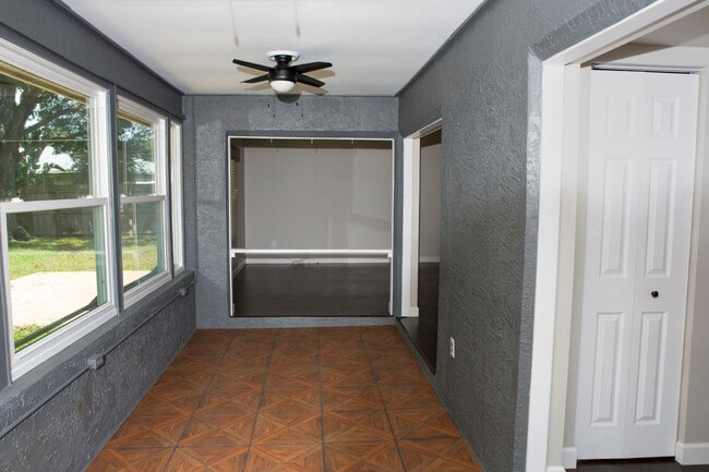 Building Photo - 1931 Tarpon Ct