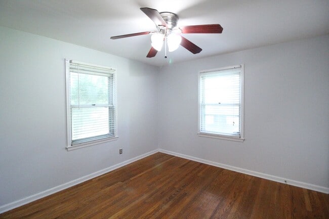 Building Photo - August FREE On This 2 Bedroom 1 Bath Home In Roeland Park