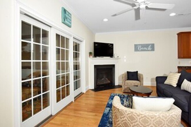 Building Photo - Furnished 3-bedroon townhouse end-unit for...