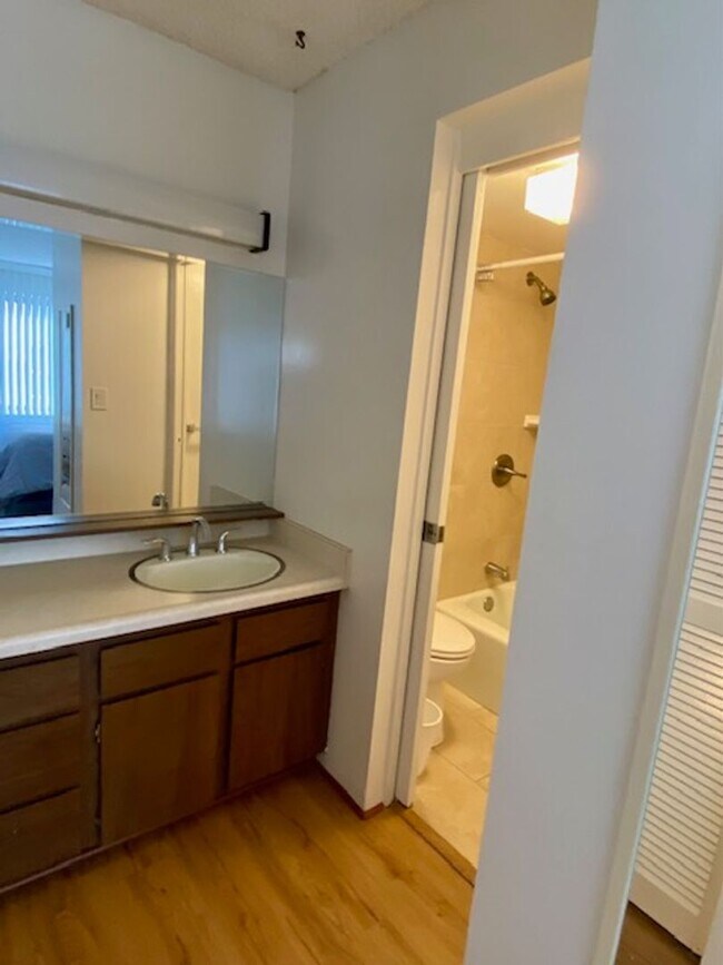Building Photo - Four Paddle Condominium in Waikiki