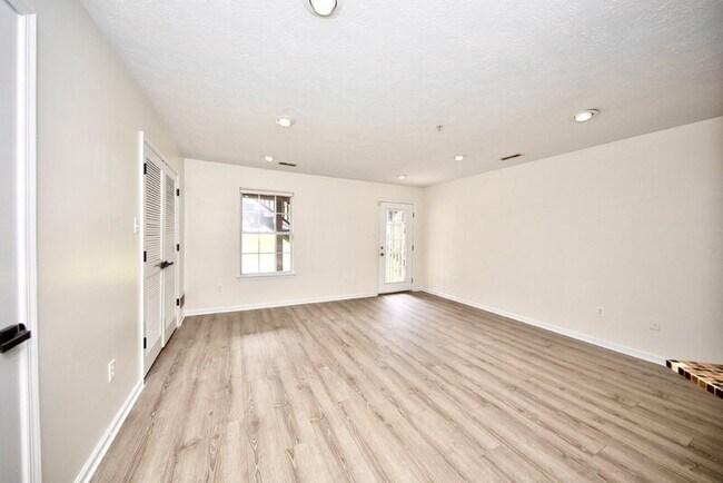 Building Photo - 130 Spencer Cir