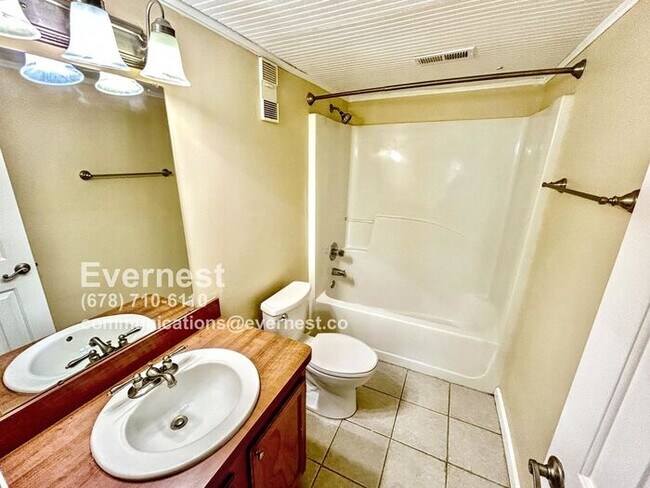 Building Photo - Cozy 1-Bedroom Condo with Convenient Acces...