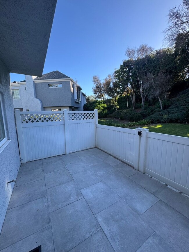 Building Photo - Townhome in Laguna Niguel!