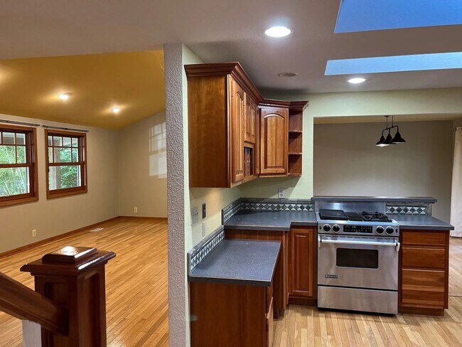 Building Photo - CUSTOM 3BD 2.5BA HARDWOOD FLOORS THROUGHOUT