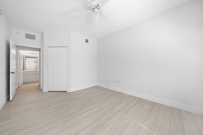Building Photo - 3020 Alcazar Pl