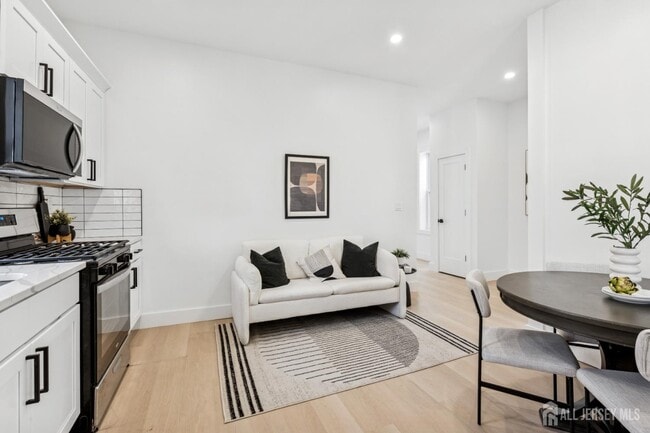 Building Photo - 318 Seaman St