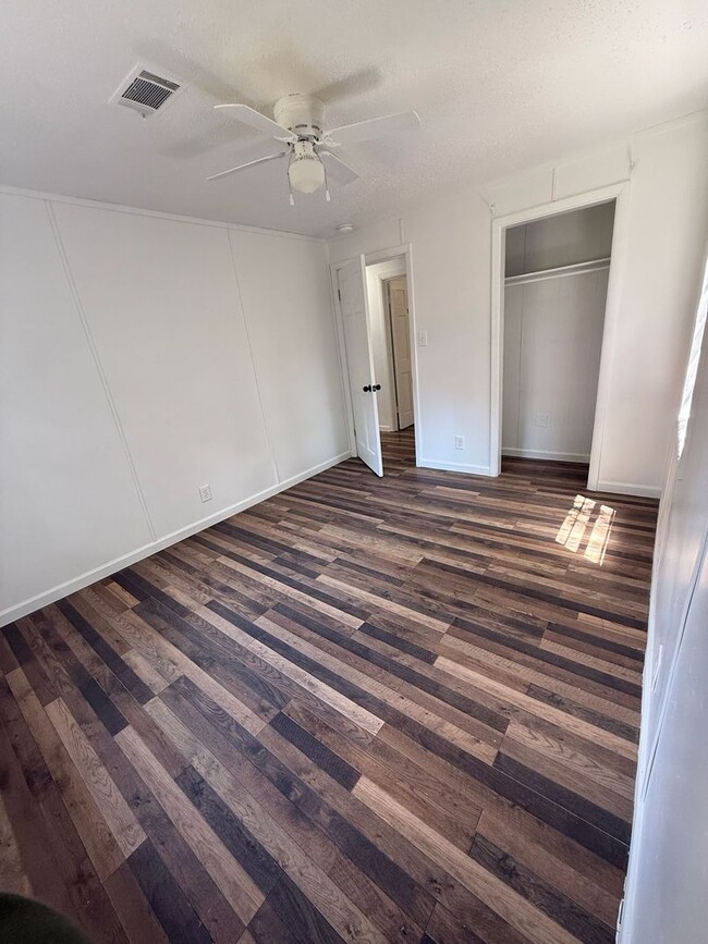 Building Photo - Freshly renovated 3 bedroom unit!