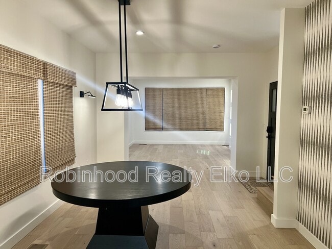 Building Photo - 753 Oak St