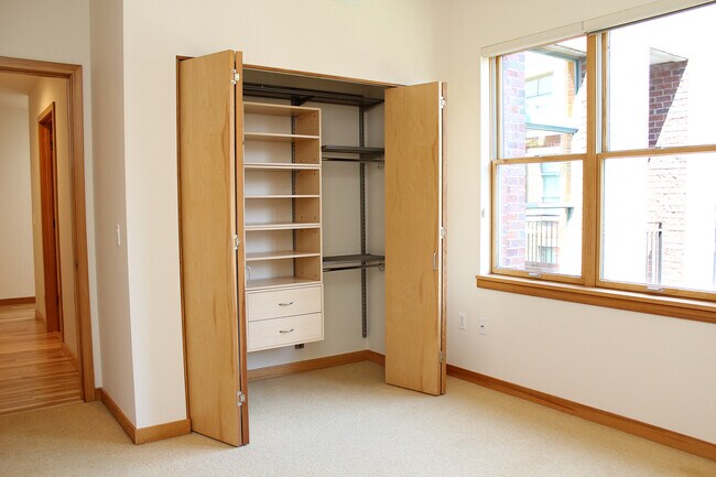 Building Photo - Spacious 2 Bedroom Corner Unit in Stylish ...
