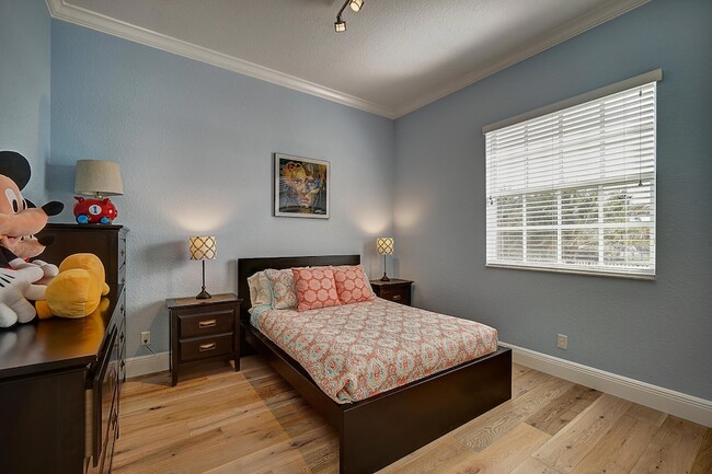 Building Photo - 8980 Lakeview Pl