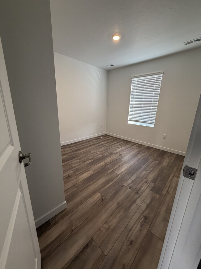 Building Photo - 273 Lightning Ave