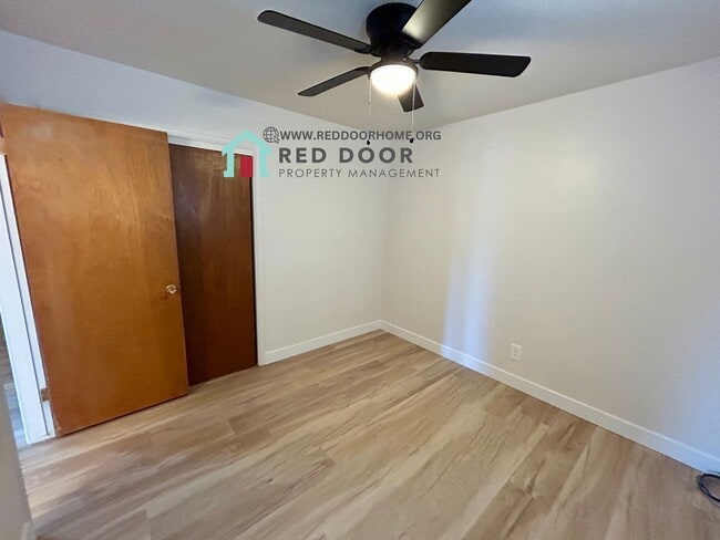 Building Photo - Spacious 4-Bedroom Apartment – Recently Re...