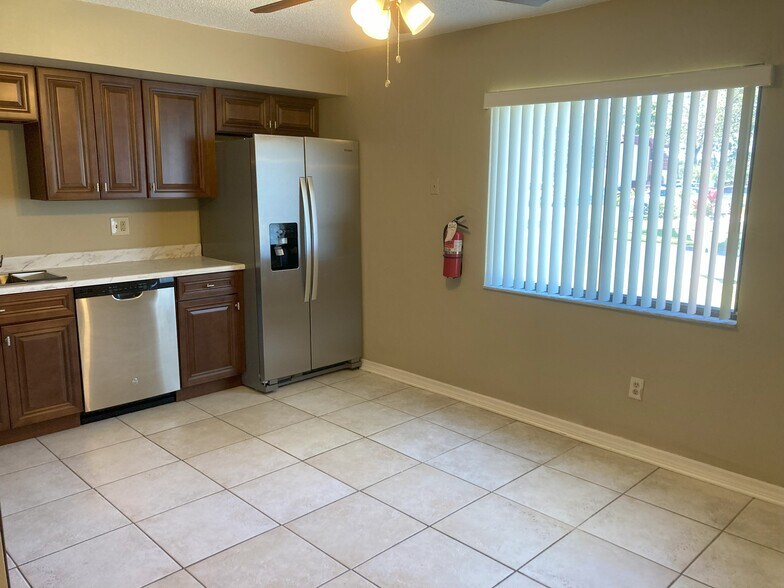 Kitchen - 2033 Oak Meadow Cir