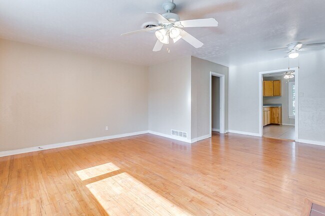 Building Photo - Ready for New Tenants- 2 bedroom 1 bath with an Additional Flex Room  Minutes from TCU- 76109