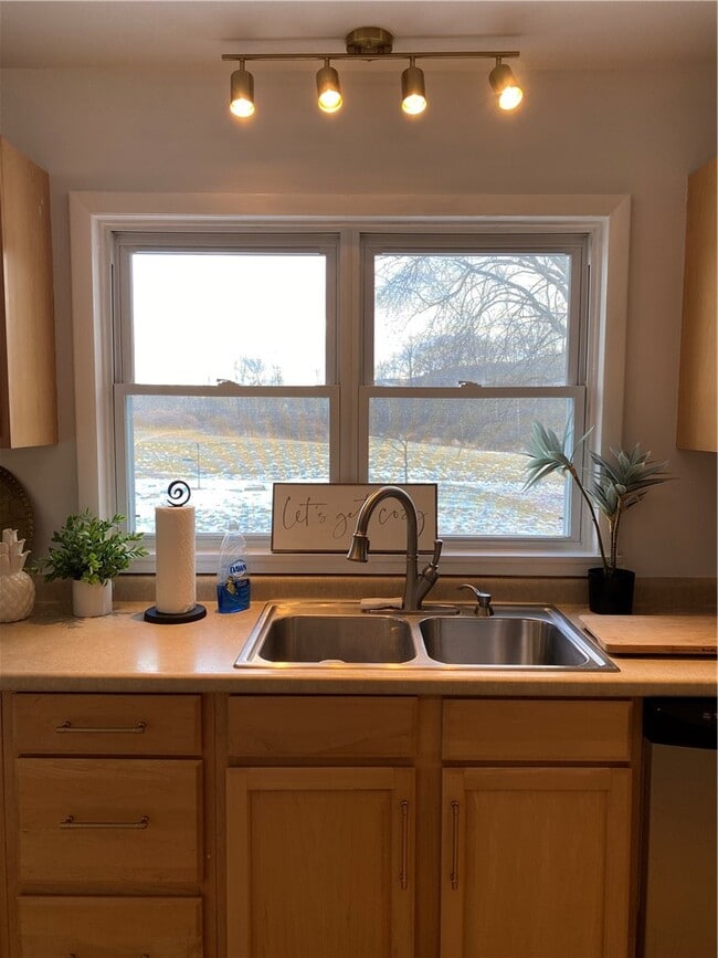 Building Photo - 33 Suburban Dr