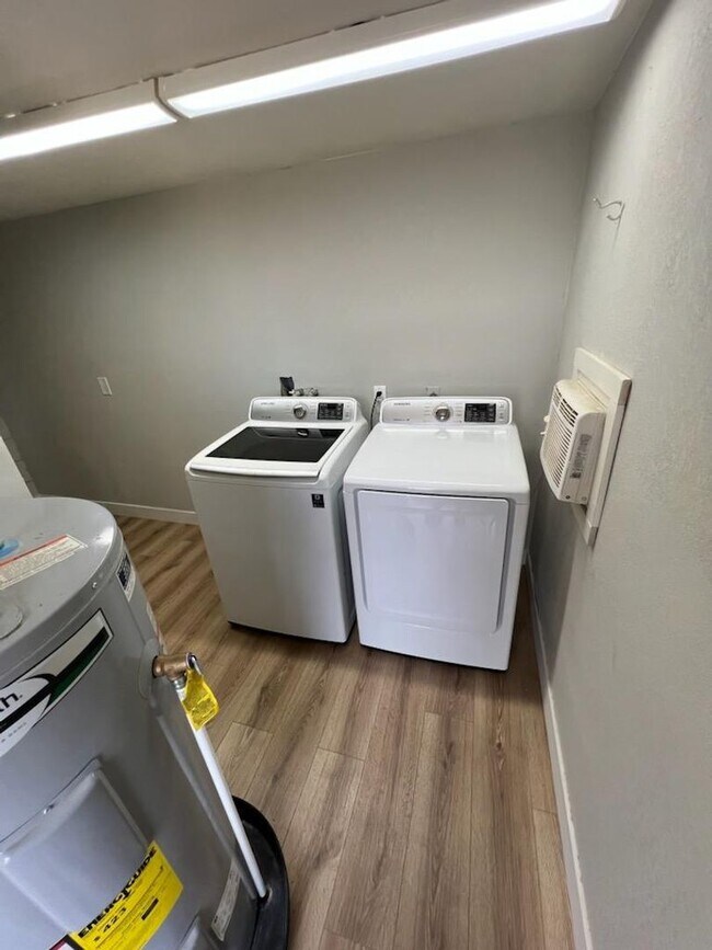 Building Photo - Spacious 3 Bedroom, 2 Bathroom Home with Solar in Bullhead City!