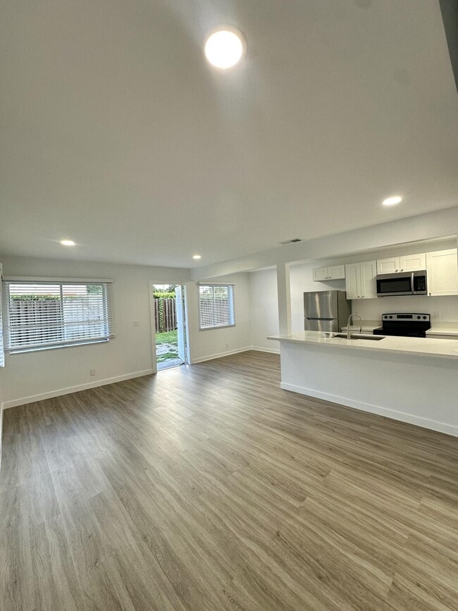 Building Photo - 906 E Tiffany Dr