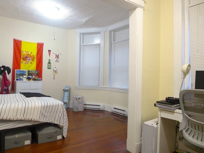 Building Photo - 378 Riverway