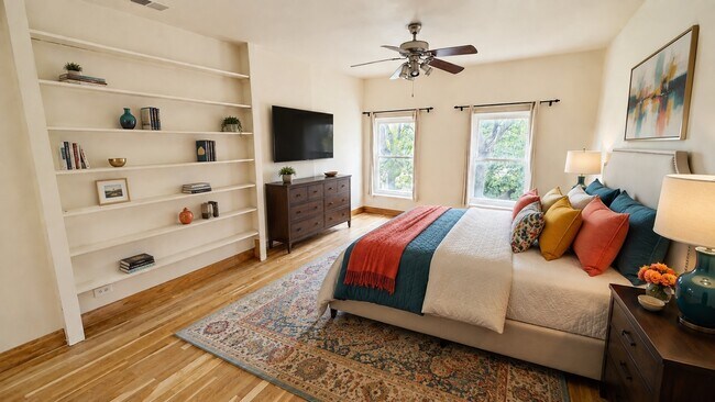 Building Photo - 534 W Dickens Ave