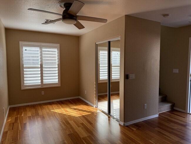 Building Photo - Tri-level townhouse at Gilbert & Guadalupe!