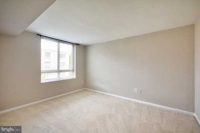 Building Photo - 355 I St SW
