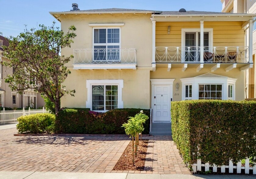 Building with 2 parking spaces in front - 215 S Poinsettia Pl