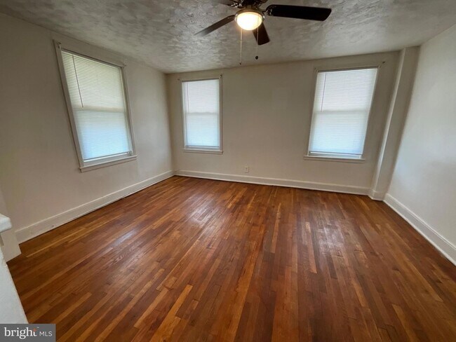 Building Photo - 3018 Larue Square E