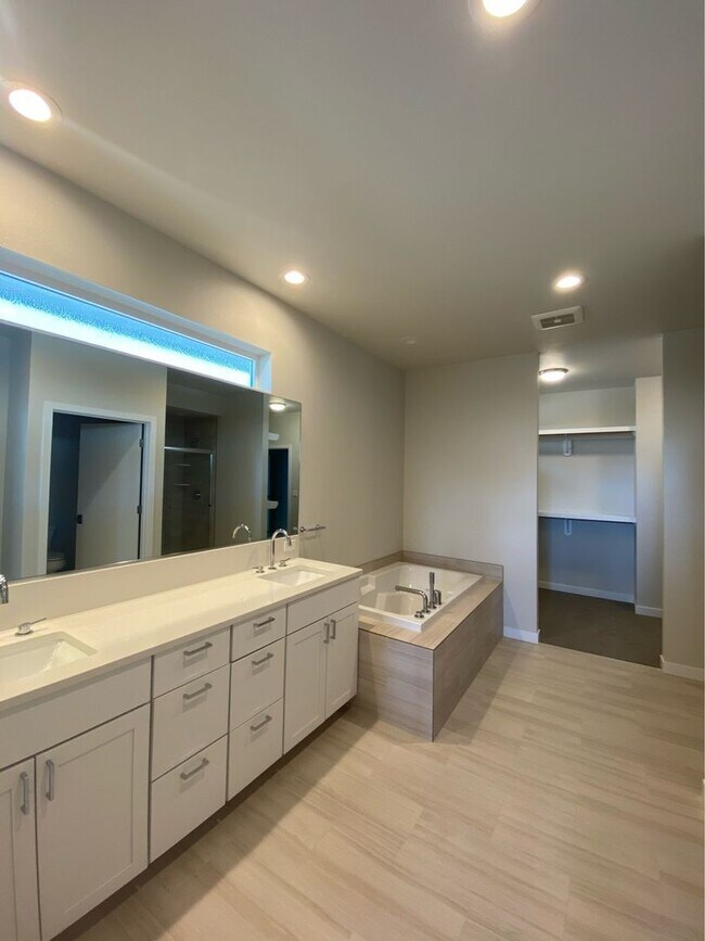 Building Photo - 3-Bed, 2 Bath Stunner in Kestrel Point