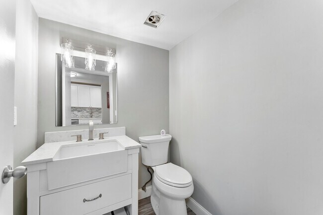 Building Photo - 118 Lake Constance Dr