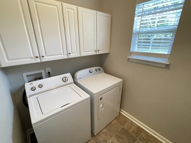 Building Photo - Saundersville Station home with renovation...