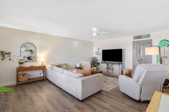 Building Photo - 2455 NE 51st St