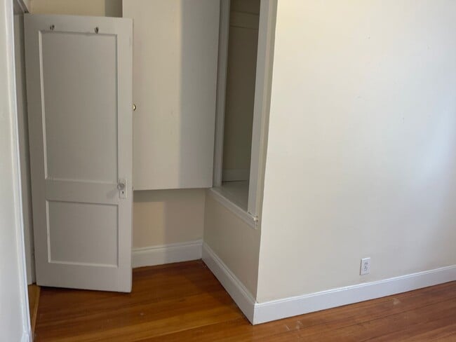 Building Photo - Nice sunny 2 bed , Big bedrooms with Heat and Hot water Inc  1 FREE MONTH RENT  Easy choice $883 ...