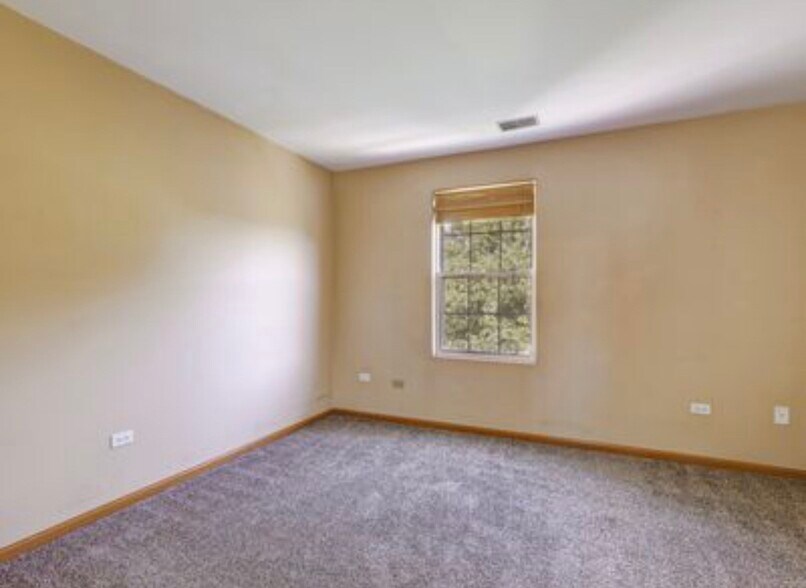 Building Photo - 2444 Oak Tree Ln