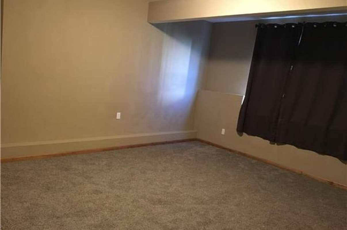 Down Stairs Bedroom - 1126 nw scenic dr