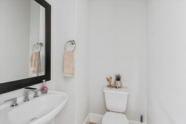 Building Photo - 1005 St Charles St