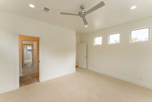 Building Photo - Gorgeous 4 bedroom, 5 bathroom House in Bouldin Creek!