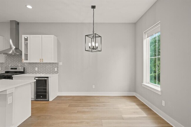Building Photo - 823 Woodcrest Dr
