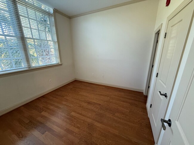 Building Photo - 705 Maple St