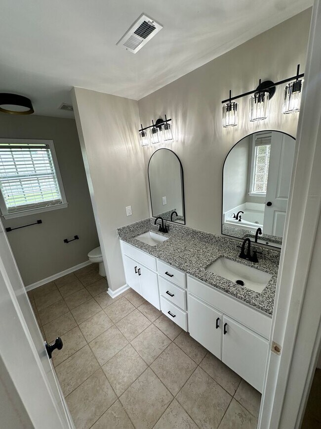 Building Photo - Gorgeous Home in Dothan, AL