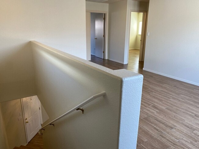 Building Photo - 3 bed 2.5 bath
