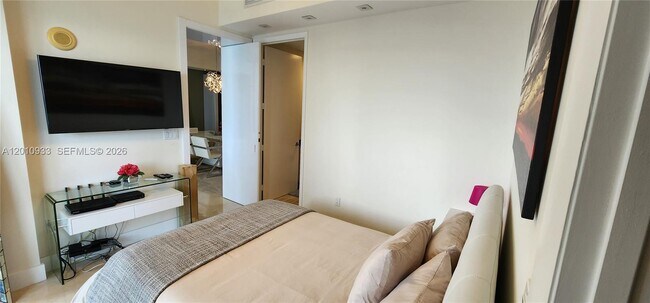 Building Photo - 15811 Collins Ave