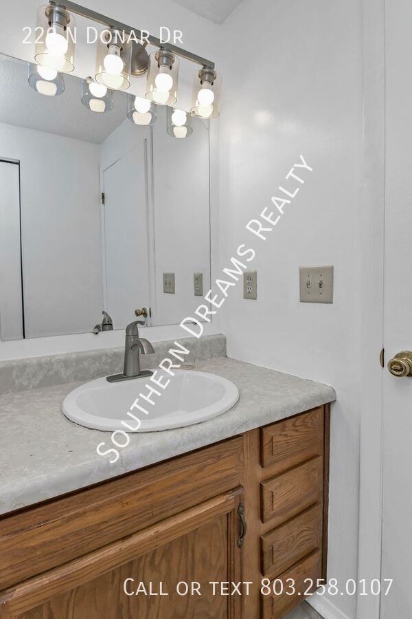 Building Photo - 220 N Donar Dr