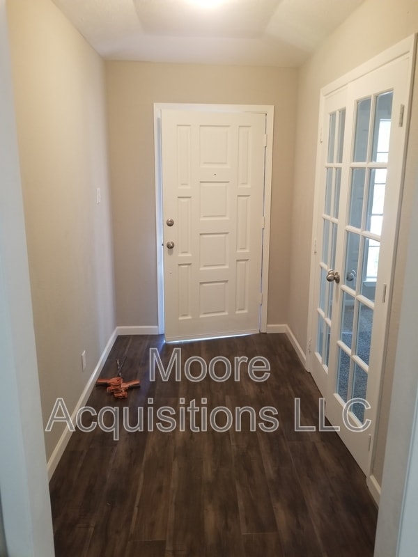 Building Photo - 1833 Skyline Dr