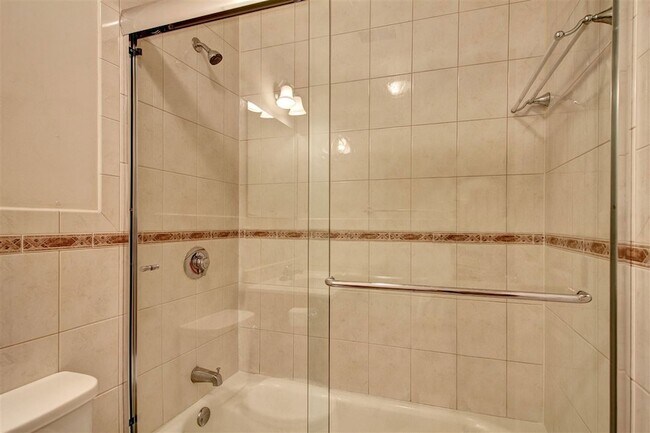 Building Photo - 704 Clinton St