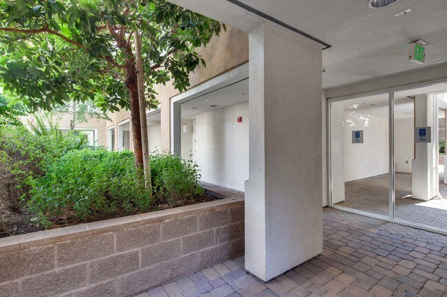 Building Photo - 301 Crescent Ct